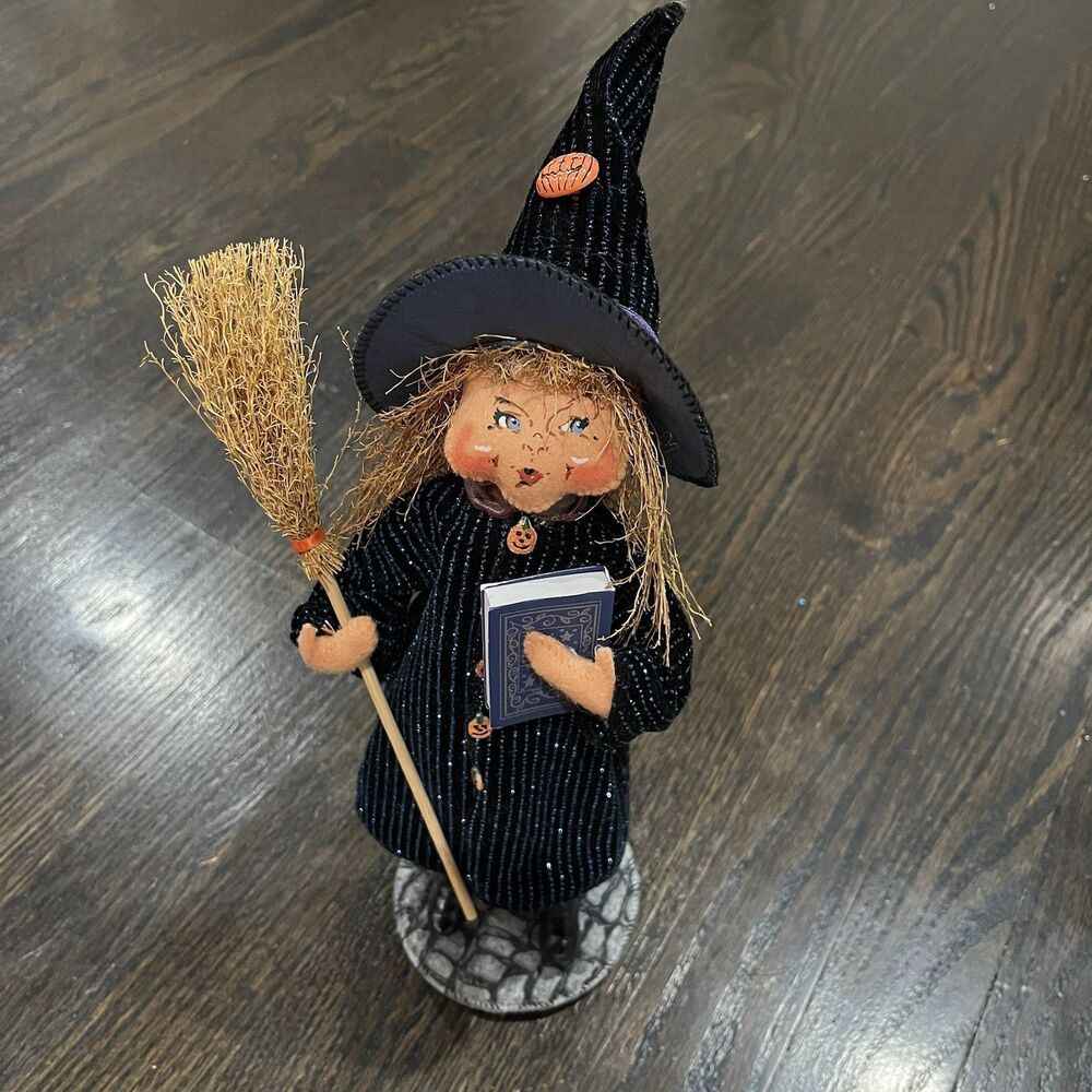 Annalee 2007 Bewilda Witch 10" Halloween Doll‎ Broom & Book Pumpkin Spells